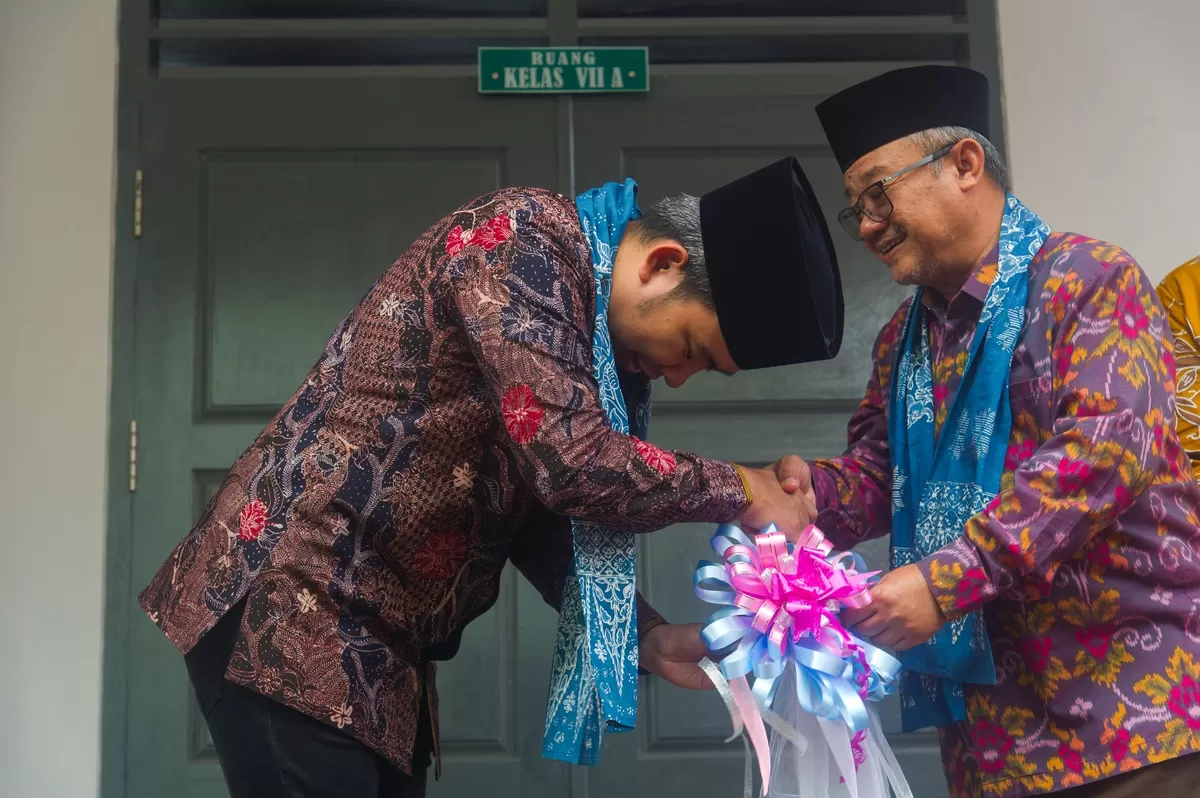 Bupati Jember Muhammad Fawait saat bertemu Mendikdasmen. (M Purnomo/SketsaNusantara.id)