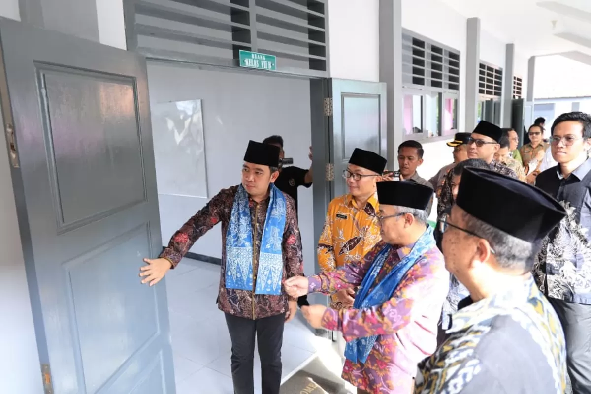Bupati Jember Muhammad Fawait saat bersama Mendikdasmen. (Dok Diskominfo Jember)