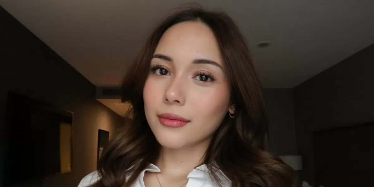 Potret Edelenyi Greta Iren pakai baju pengantin adat Betawi lengkap dengan siangko. Netizen bertanya apakah kakak dari mendiang Laura Anna ini menikah? (Instagram/edlngretairen)