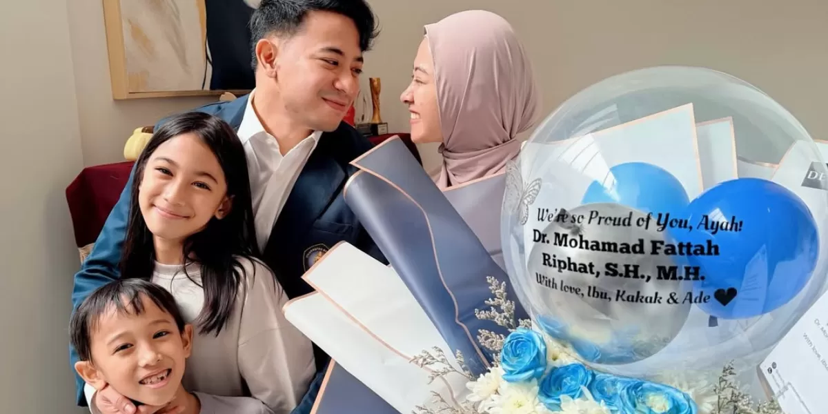 Potret Poppy Bunga yang tengah merayakan sang suami yang baru saja lulus kuliah S3 dan kini bertitel &lsquo;Doktor&rsquo;.   (Instagram/@poppybungariphat)