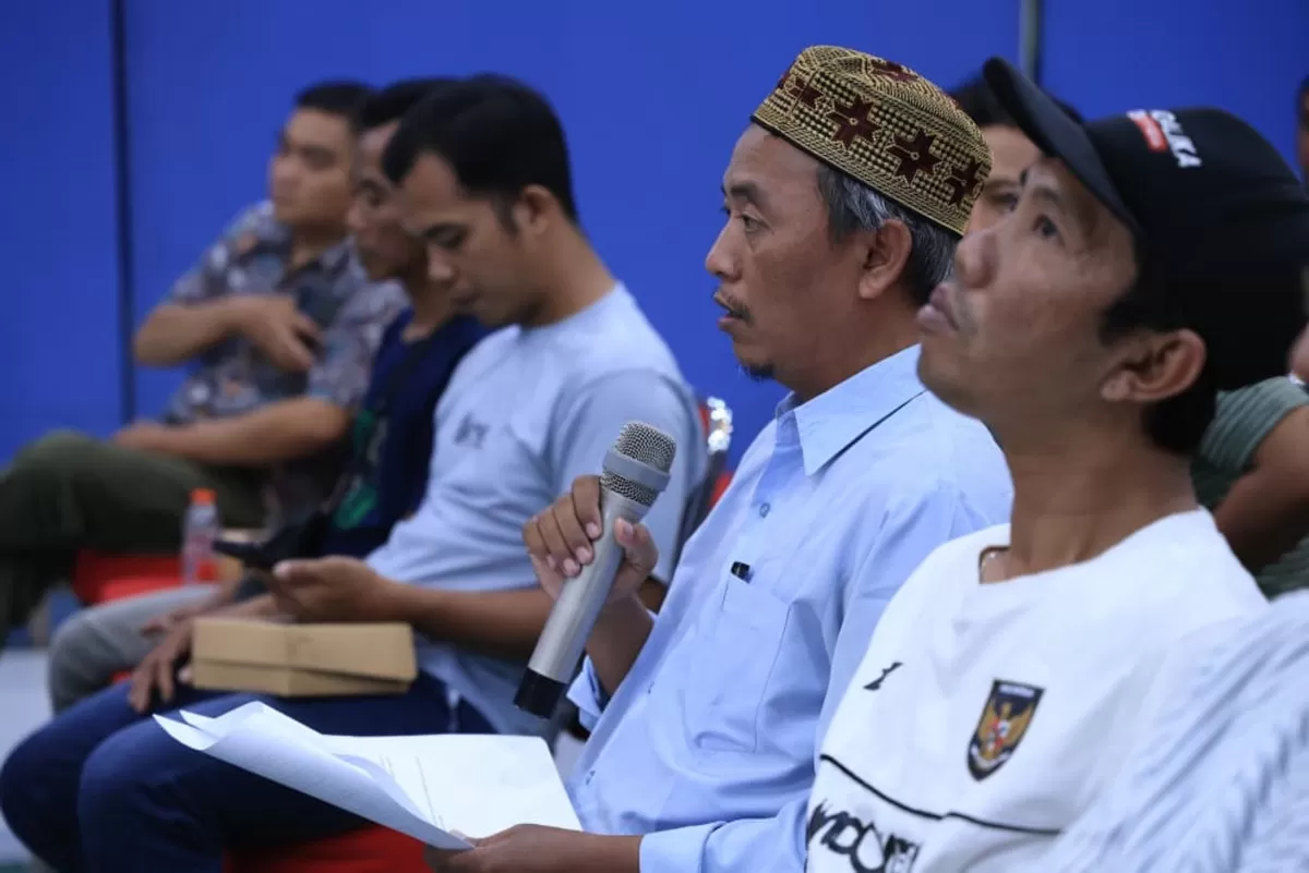 Udin, salah seorang warga terdampak banjir, saat menyuarakan aspirasinya. (Dok Diskominfo Jember)