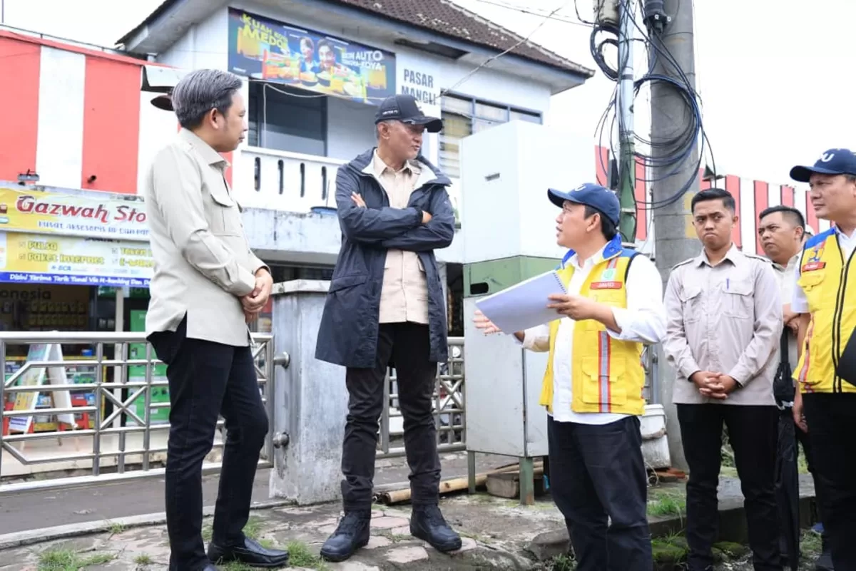 Menteri PU ditemani Bupati Jember saat mengecek kondisi jalan, jembatan, pasar, dan titik di mana flyover akan dibangun. (Dok Diskominfo Jember)