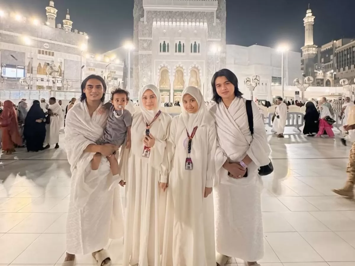 Potret Charly dan sekeluarga umrah di Ramadhan. (Instagram/@regina_irawan03)