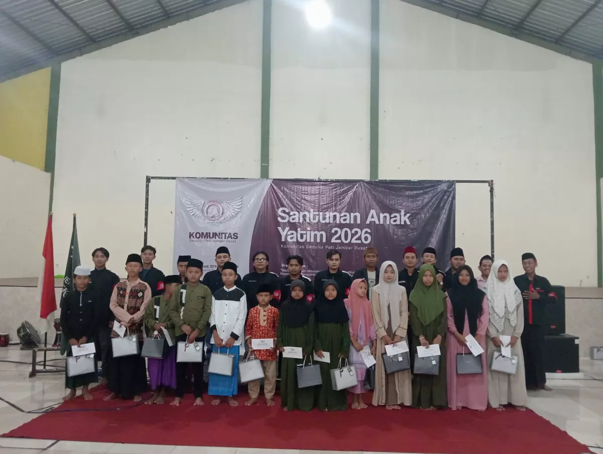 Komunitas Sedulur Pati Nusantara saat berbagi santunan anak yatim. (Angga Juli Setiawan/SketsaNusantara.id)