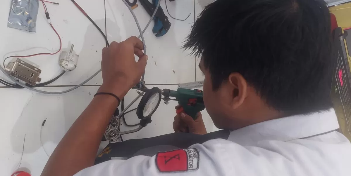 Siswa SMKN 3 Bondowo sedang menyelesaikan pekerjaan sistem keamanan pintu otomatis. (SketsaNusantara.id)