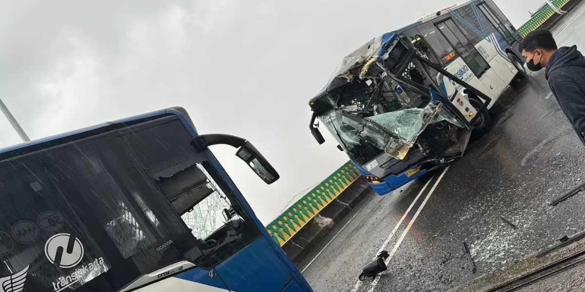 Kondisi bagian depan bus TransJakarta Koridor 13 yang ringsek usai kecelakaan di jalur layang Cipulir.  (X/txttransportasi)