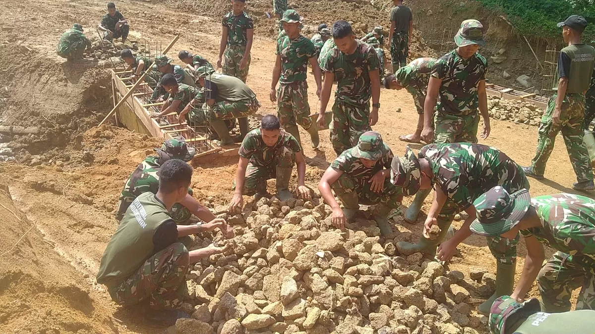 Kodim 0211/TT menuntaskan perbaikan jembatan beton di Titik VI aliran Sungai Sigiring Giring, Lingkungan IV, Kelurahan Hutanabolon, Kecamatan Tukka, Senin (23/2/2026). (Dok. Pendam I/BB)
