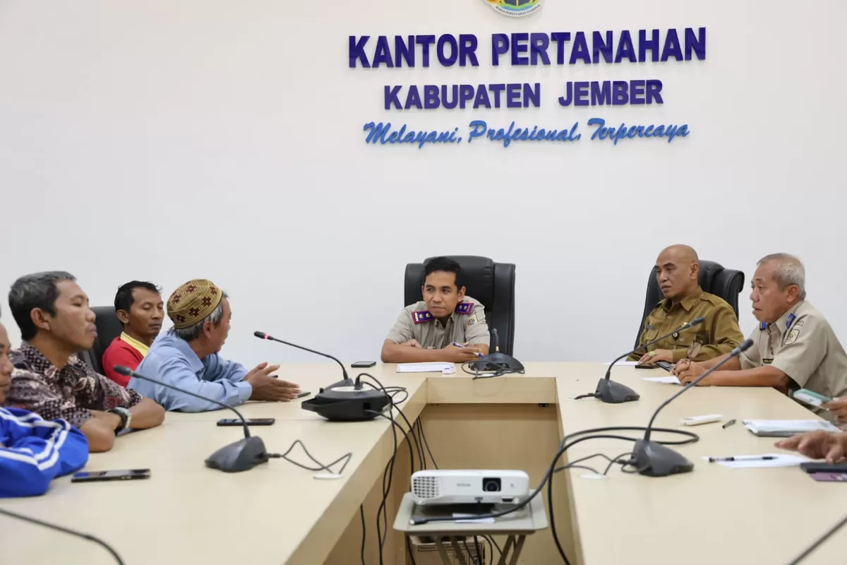 Pertemuan warga bersama dengan Satgas dan BPN Jember. (Dok Diskominfo Jember)