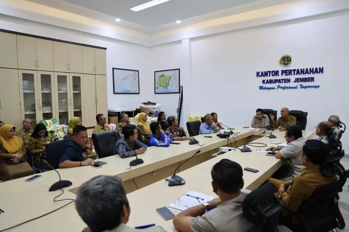 Pertemuan antara BPN dan Satgas Pemkab Jember serta warga. (Dok Diskominfo Jember)