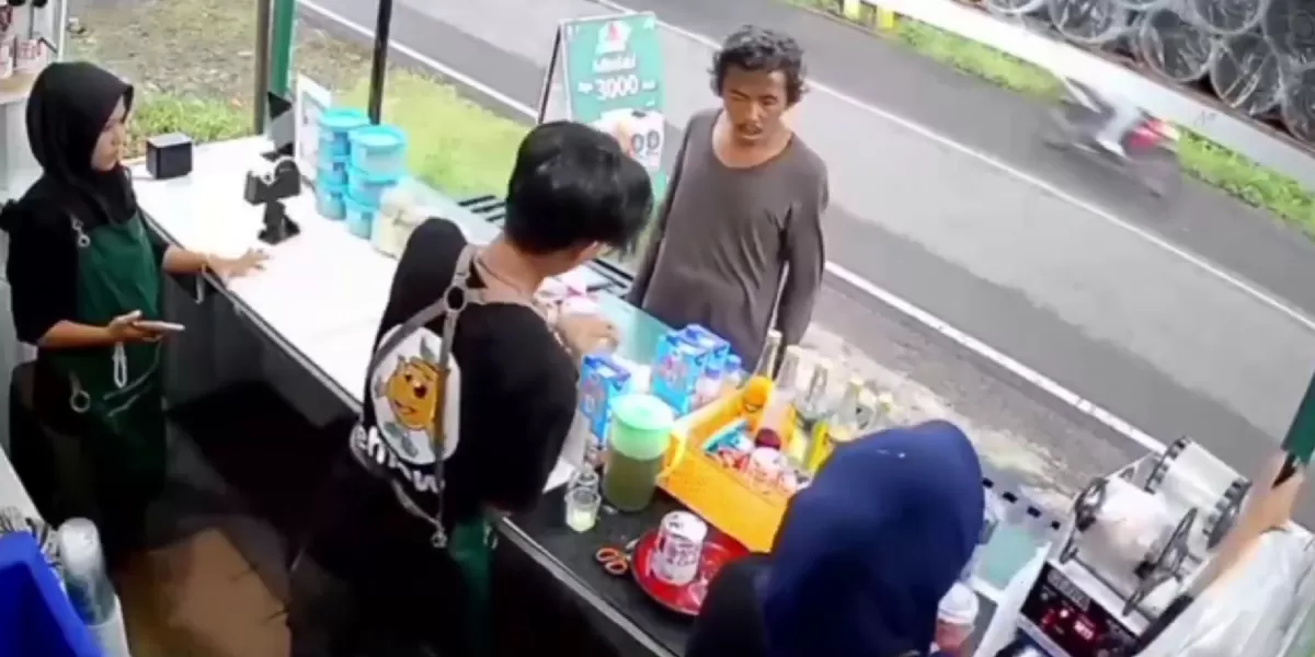 Tangkapan layar rekaman CCTV saat pria diduga ODGJ mengamuk di gerai es teh.  (X/neVerAl0nely___)