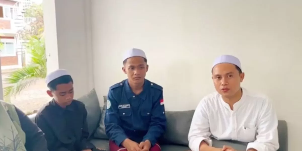 Gus Ma'ad (kanan) saat klarifikasi terkait video perempuan mengaku polisi marah-marah di pesantren (Instagram @kingzadma/)