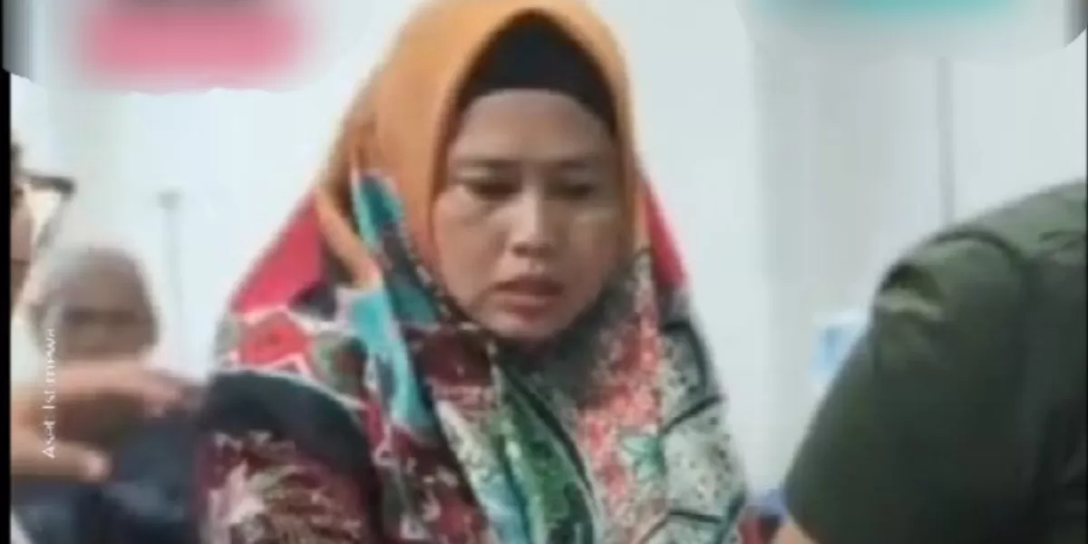 Teni Ridha ibu tiri Nizam Syafei  (YouTube tvOneNews )