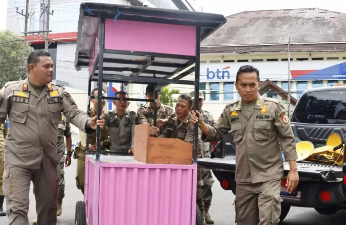 Satpol PP Jember lakukan penertiban. (Dok Diskominfo Jember)