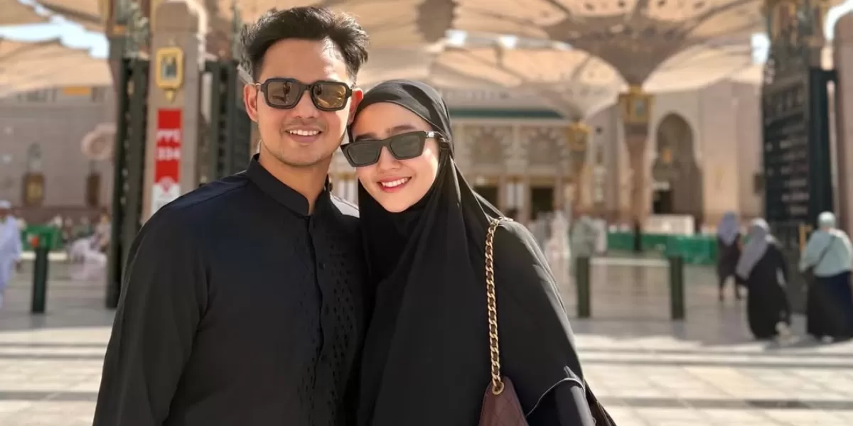 Potret Febby Rastanty dan sang suami yang menjalani Ramadhan pertama di Madinah, mengaku nggak mau pulang.   (Instagram/febbyrastanty)