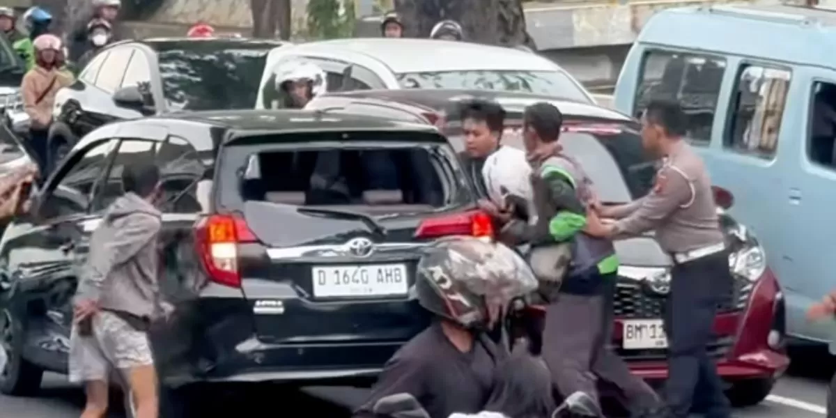 Detik-detik mobil lawan arah di Jakarta (X/@txtdrjkt)