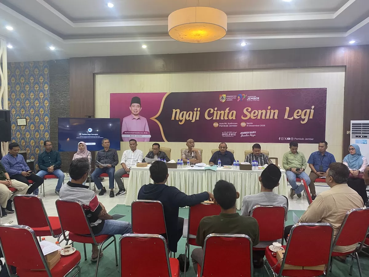 Warga terdampak banjir saat menyuarakan aspirasinya kepada Satgas ITR Kabupaten Jember. (M Purnomo/ SketsaNusantara.id)