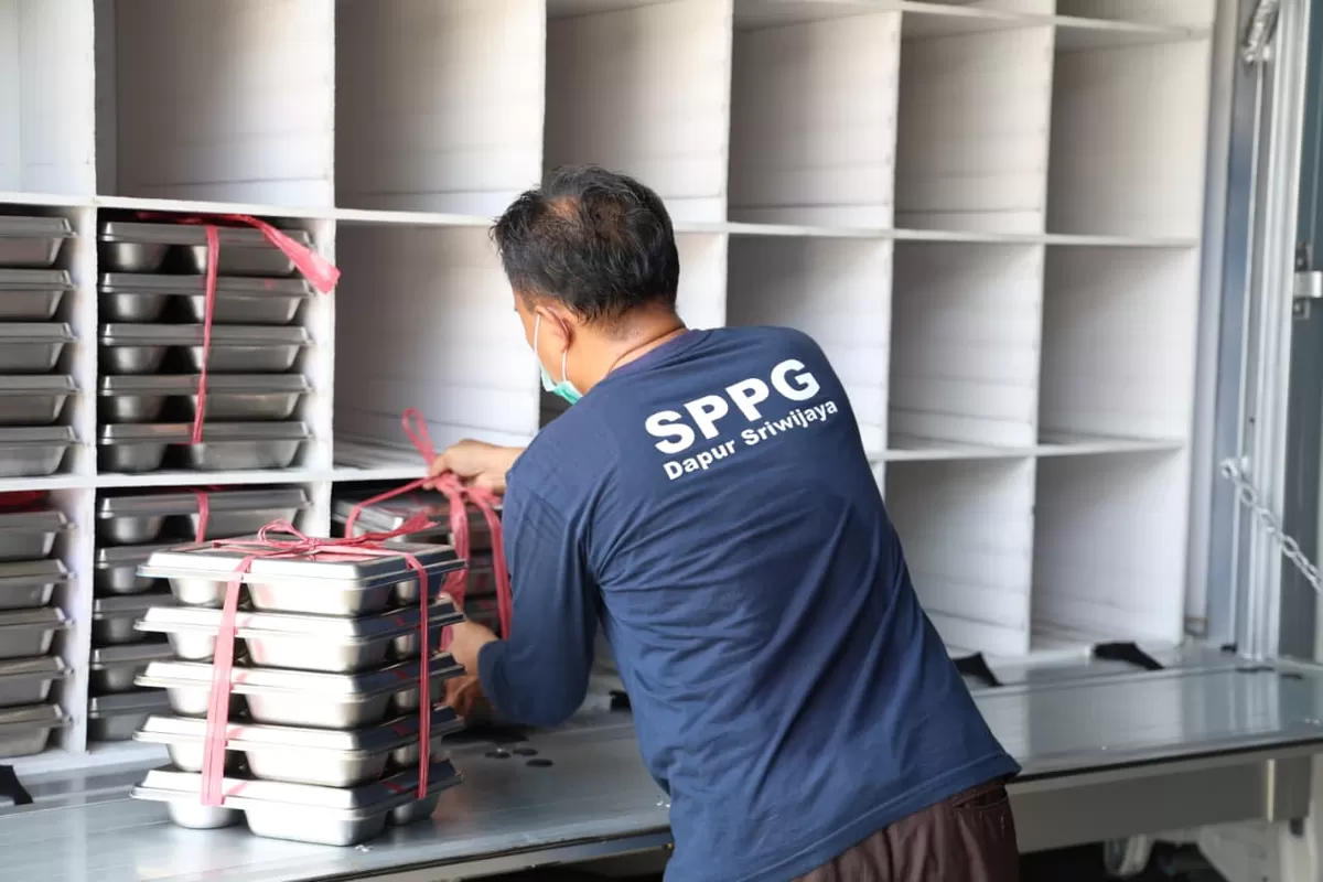 Petugas SPPG yang menyiapkan makanan (Dok Diskominfo Jember)