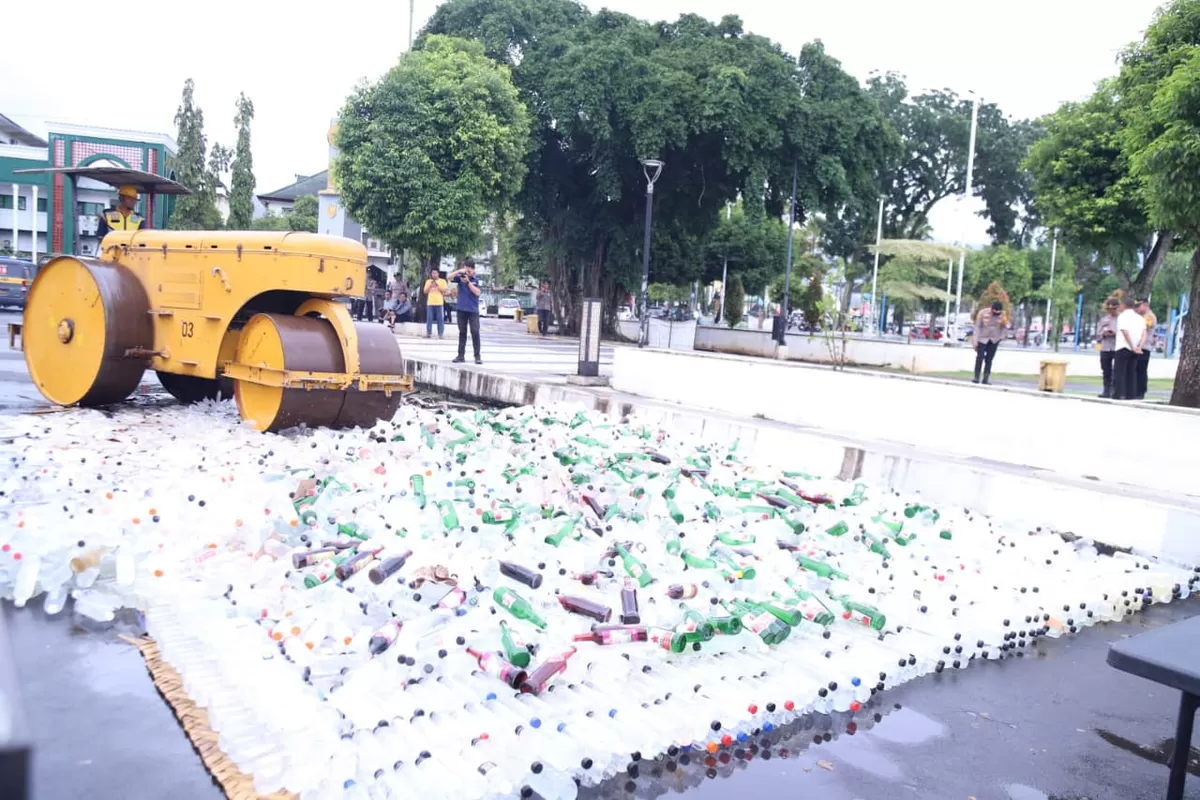 Pemusnahan botol miras di Jember. (M Purnomo/SketsaNusantara.id)