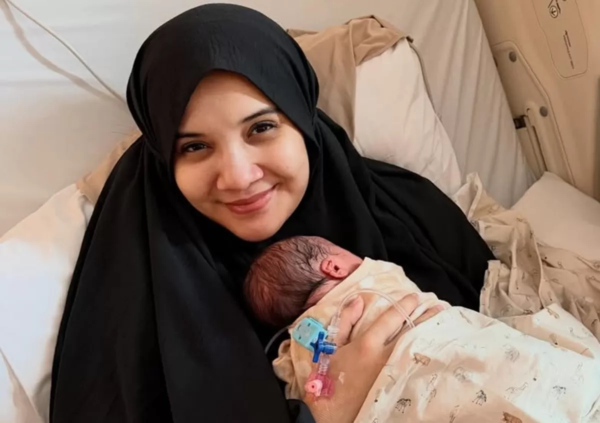 Potret Zaskia Sungkar yang melahirkan anak keduanya dalam keadaan terbungkus kantung ketuban utuh (Instagram/zaskiasungkar15)