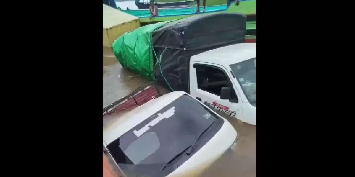 Sejumlah kendaraan tampak terendam setelah feri penyeberangan di Sungai Mahakam dilaporkan tenggelam di wilayah Sebulu, Kutai Kartanegara.  (X/B3doel___)