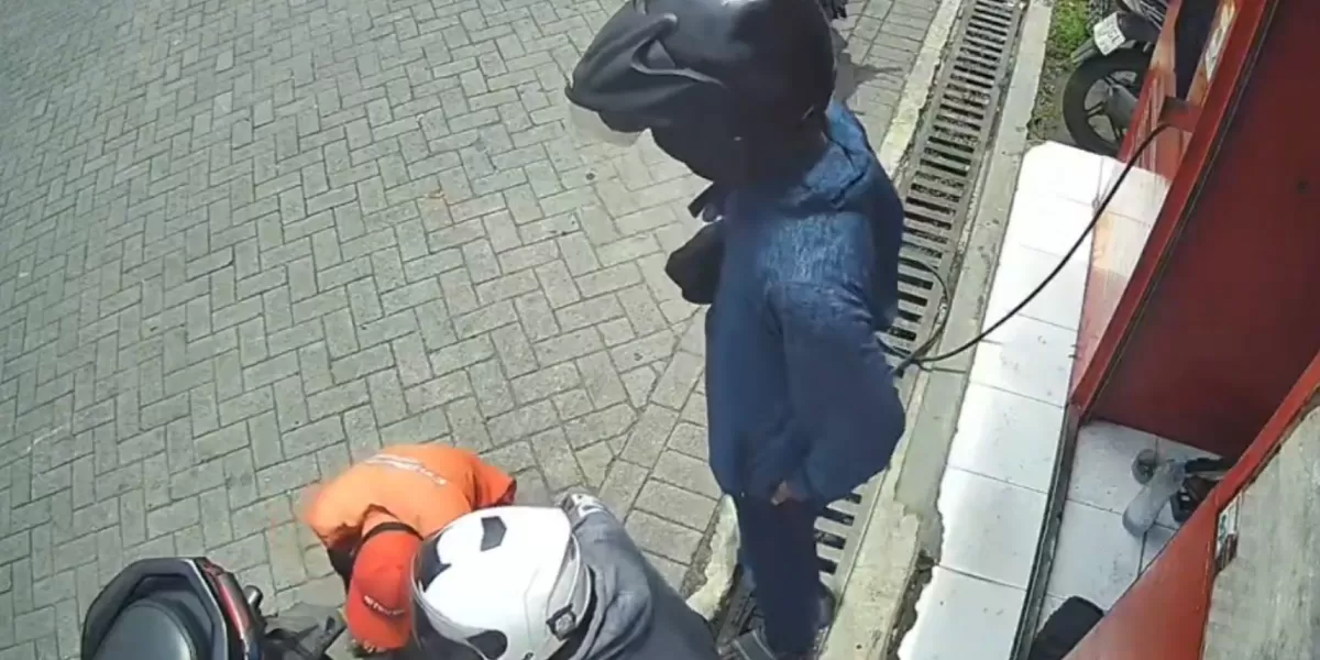 Tangkapan layar CCTV saat pria berjaket biru diduga mengambil uang milik petugas pengisian nitrogen di Sukodono, Sidoarjo. (X//sharpandshark)