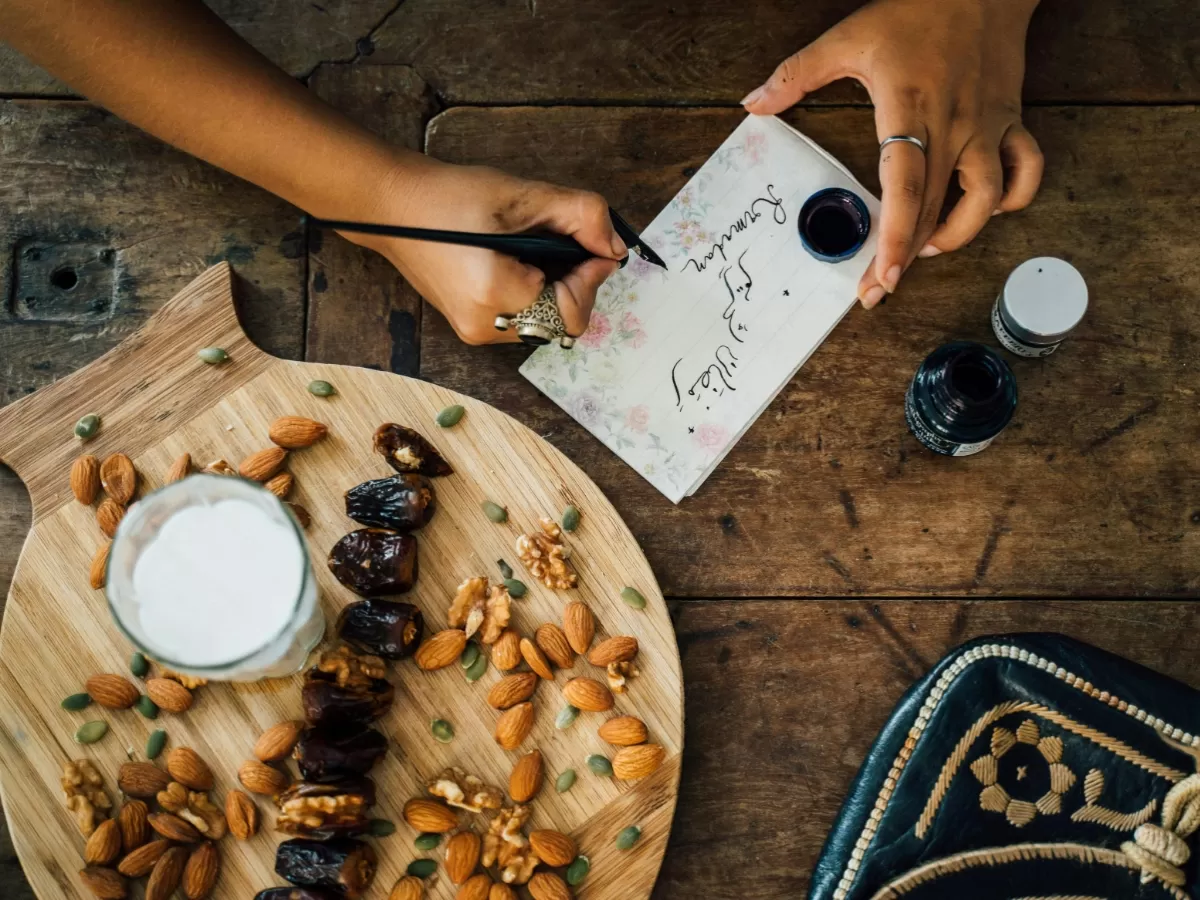 Contoh undangan Bukber untuk Ramadhan 2026. (Pexela.com/Anna Tarazevich)