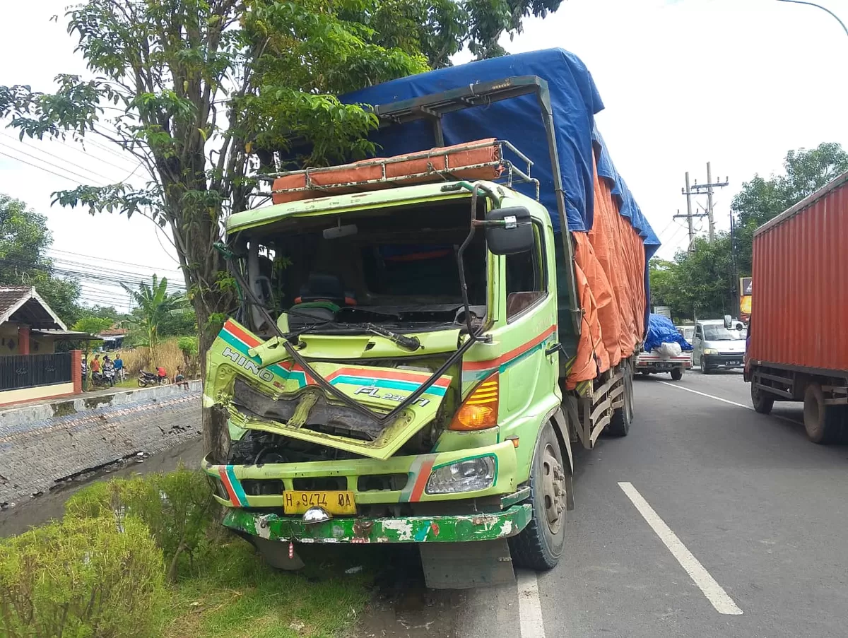 Kondisi salah satu truk usai terlibat kecelakaan di ruas Jalan Raya Desa Pesantren, Kecamatan Tembelang, Kabupaten Jombang, Jawa Timur. (SketsaNusantara.id)