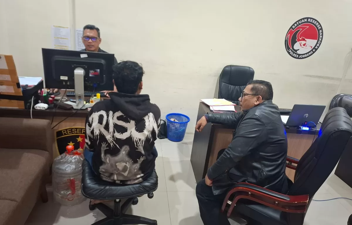 Anggota Polres Jombang sedang memeriksa pria berinisial KR, pria asal Kecamatan Jogoroto yang berhasil diamankan karena kedapatan membawa narkotika jenis sabu dan double L. (SketsaNusantara.id)