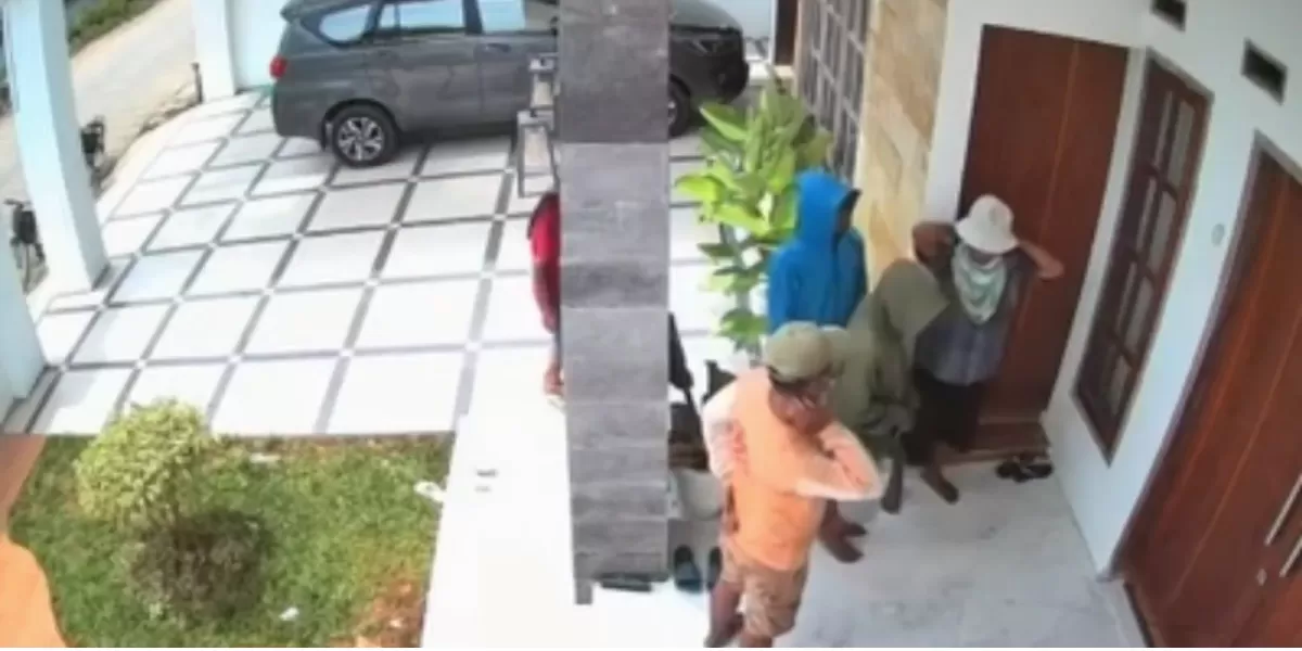 Sejumlah orang tak dikenal terekam kamera saat mendatangi rumah warga di Pekalongan. (X/RadioElshinta)