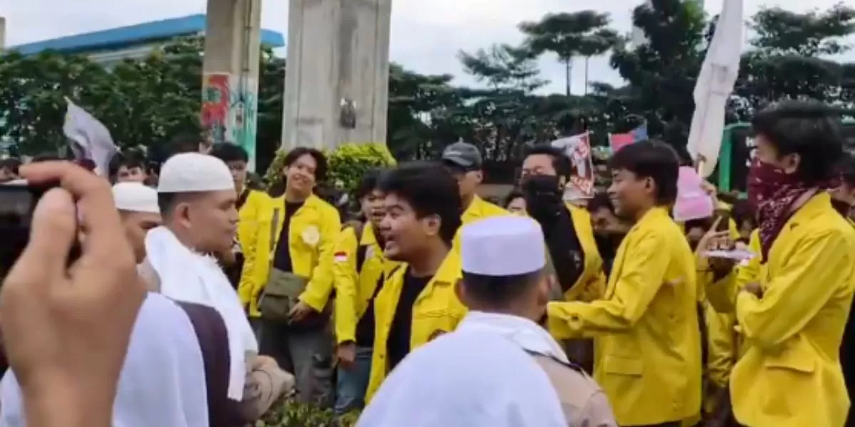 BEM UI saat gelar demo di depan Mabes Polri (X/@dhemit_is_back)