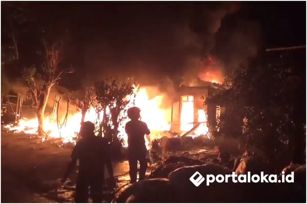 Sebuah gudang kain perca dan plastik ludes terbakar, Rabu malam, 31 Desember 2025, di Desa Mandong, Kecamatan Trucuk, Kabupaten Klaten, Jawa Tengah. (Portaloka.id/WKP)