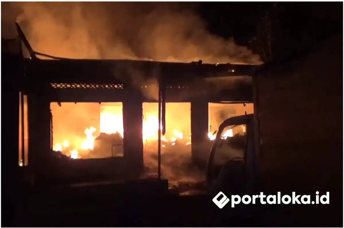 Sebuah gudang plastik dan tempat usaha makanan ringan ludes terbakar, Rabu malam, 31 Desember 2025, di Desa Cawas, Kecamatan Cawas, Kabupaten Klaten, Jawa Tengah. (Portaloka.id/WKP)