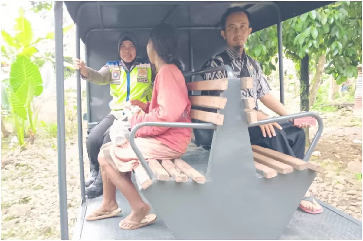 Polisi Polsek Kaligondang membantu mengevakuasi ODGJ, Selasa, 30 Desember 2025 di Desa Penaruban, Kecamatan Kaligondang, Kabupaten Purbalingga, Jawa Tengah. (tribratanews.purbalingga.jateng.polri.go.id)