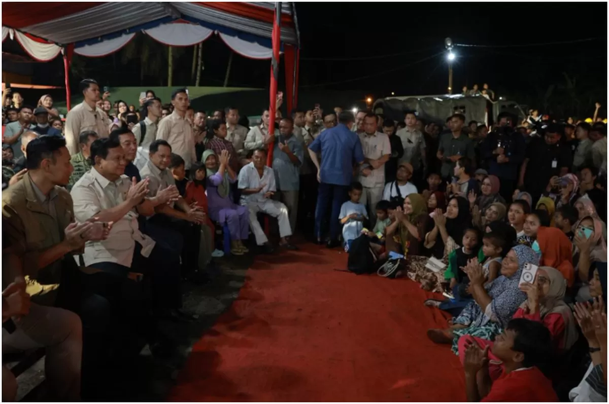 Ratusan warga terdampak bencana berkumpul di tenda pengungsian, menanti pergantian tahun bersama Presiden Prabowo Subianto melalui acara nonton film bersama. (Tim Media Presiden Prabowo Subianto)