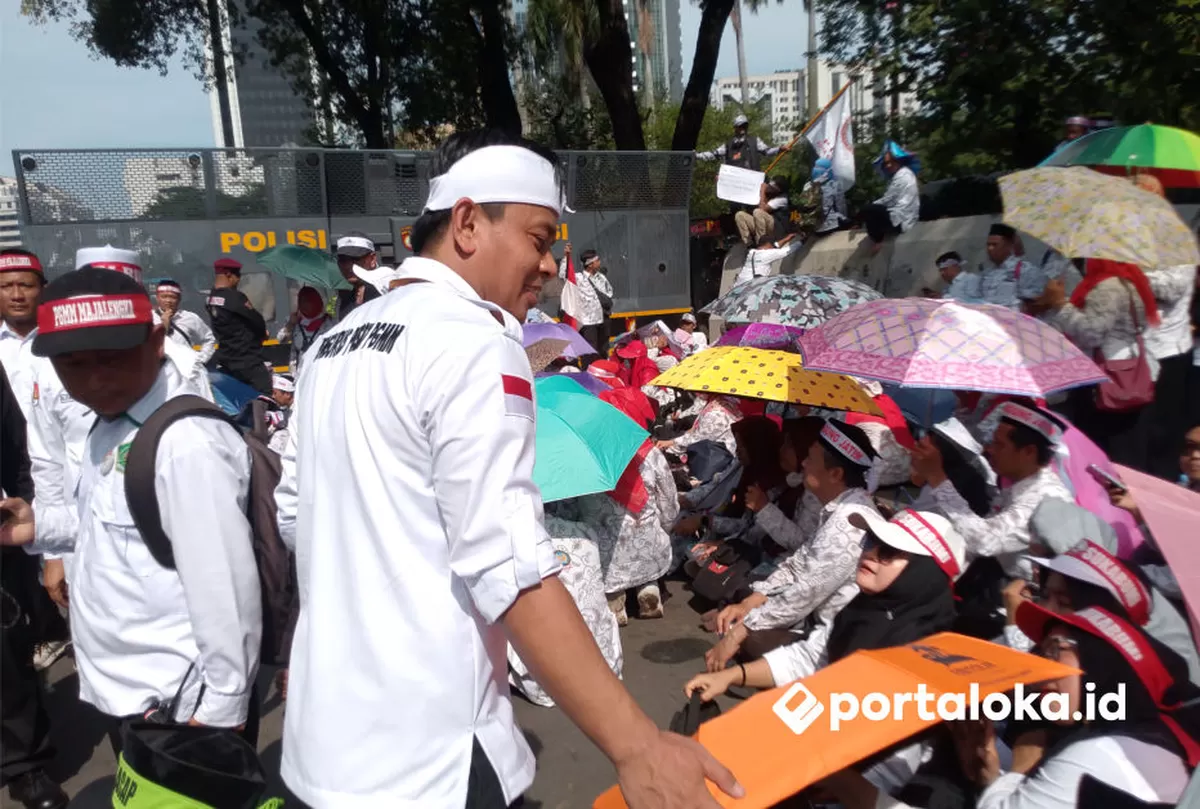 Ketua Umum PGMM Tedi Malik bersama guru madrasah swasta dan guru sekolah swasta saat aksi damai di Jakarta, Oktober 2025 (Portaloka.id/Arman)