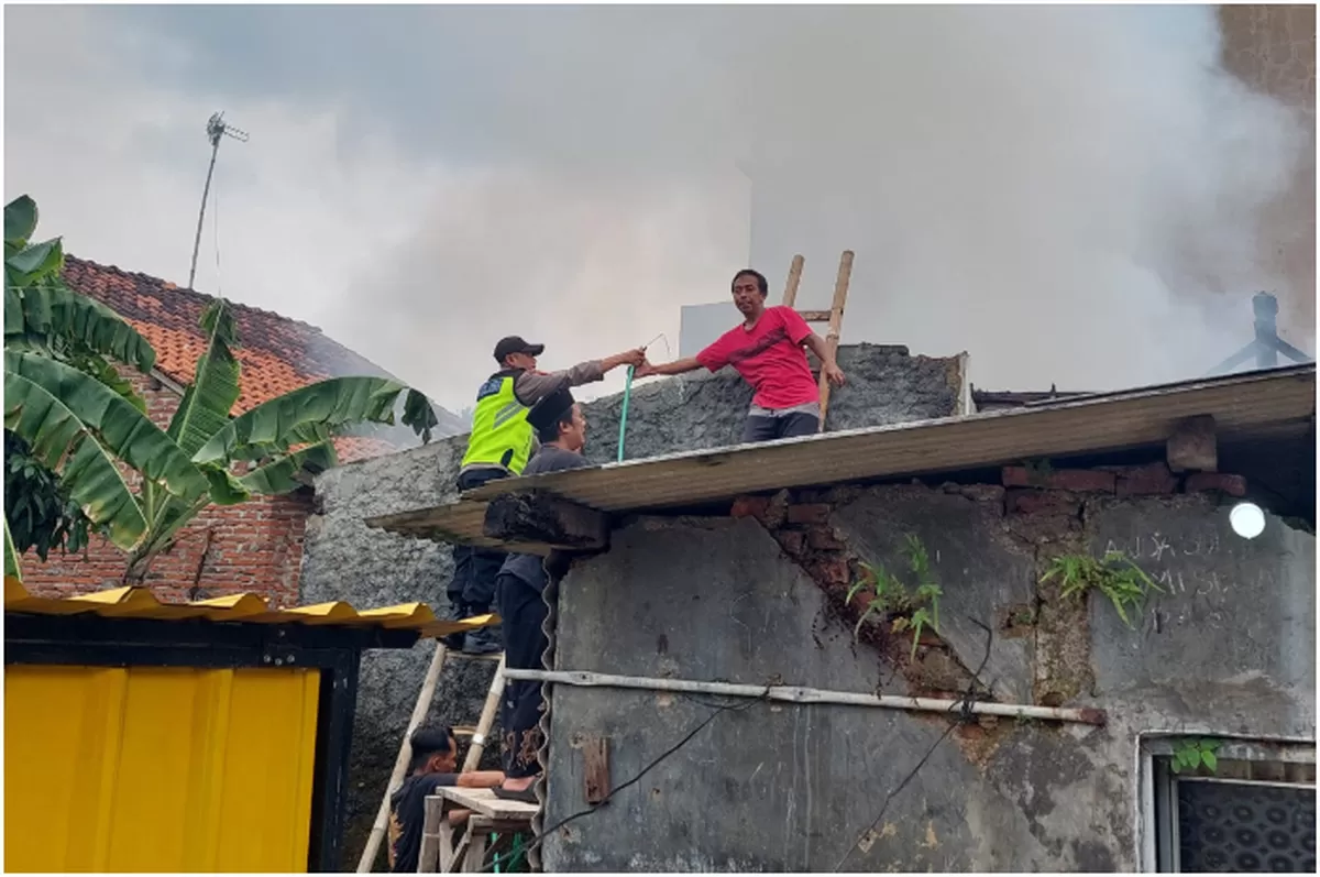 Sebuah rumah warga dilalap si jago merah, Minggu siang, 4 Januari 2026 di Desa Bojong Minggir, Kecamatan Bojong, Kabupaten Pekalongan, Jawa Tengah. (tribratanews.pekalongan.jateng.polri.go.id)