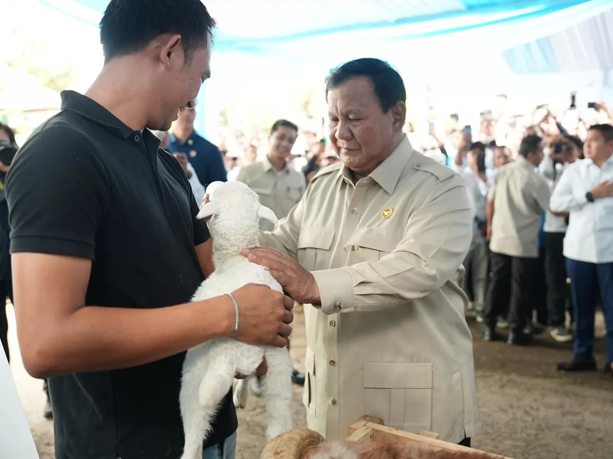 Momen antusias petani sambut kedatangan Prabowo di Karawang (Tim Media Presiden Prabowo Subianto)