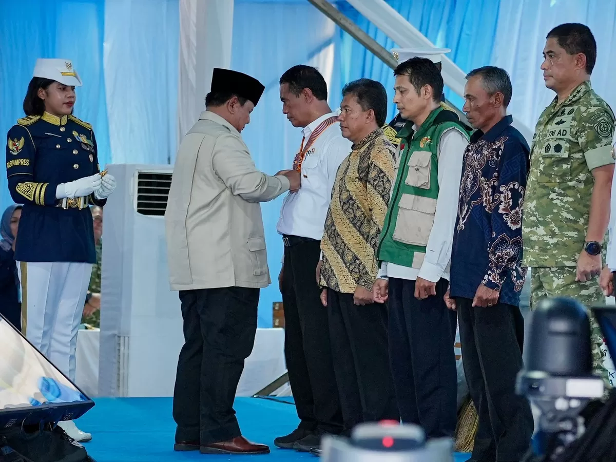 Prabowo dan jajaran cek panen raya di Karawang (Tim Media Presiden Prabowo Subianto)