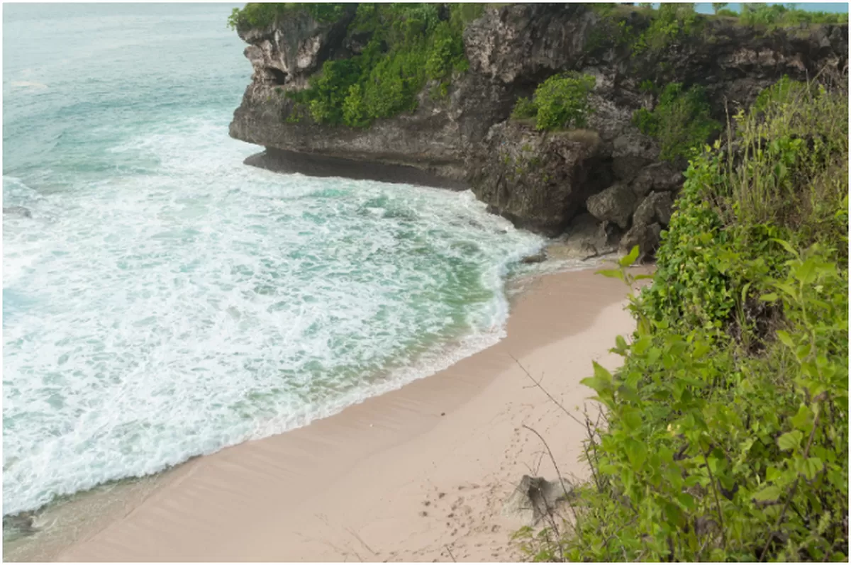 ILUSTRASI PANTAI - Deretan pantai di Kabupaten Gunungkidul Yogyakarta yang sangat menarik dikunjungi untuk wisata akhir pekan bersama keluarga. (freepik/nikitabuida)
