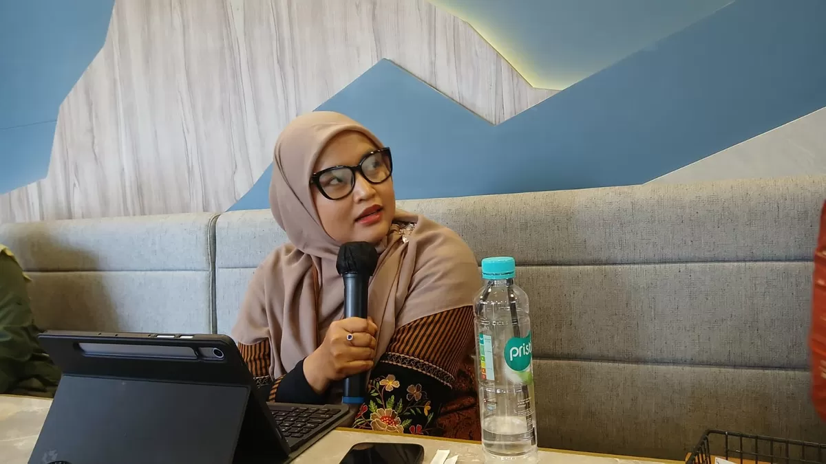 Kepala OJK Tegal, Kurnia Tri Puspita memaparkan perkembangan pasar modal di wilayah eks- Karesidenan Pekalongan di Scafe Tegal, Kamis 8 Januari 2026 (Lilisnawati / Portaloka.id)