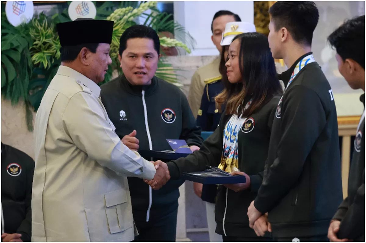 Presiden Prabowo Subianto menghitung satu per satu medali yang diraih atlet triathlon Indonesia, Martina Ayu Pratiwi. (Tim Media Presiden Prabowo Subianto)