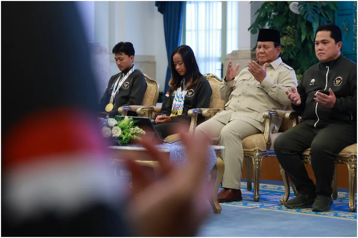 Presiden RI Prabowo Subianto memberikan penghargaan dan apresiasi kepada para atlet dan pelatih Indonesia yang telah mengharumkan nama bangsa pada ajang SEA Games ke-33 Thailand. (Tim Media Presiden Prabowo Subianto)