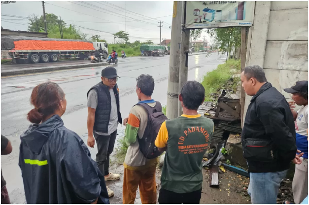 Seorang pria meninggal dunia setelah tersengat aliran listrik dari tiang penerangan jalan di Desa Kauman, Kecamatan Wiradesa, Kabupaten Pekalongan, Jawa Tengah. (tribratanews.pekalongan.jateng.polri.go.id)