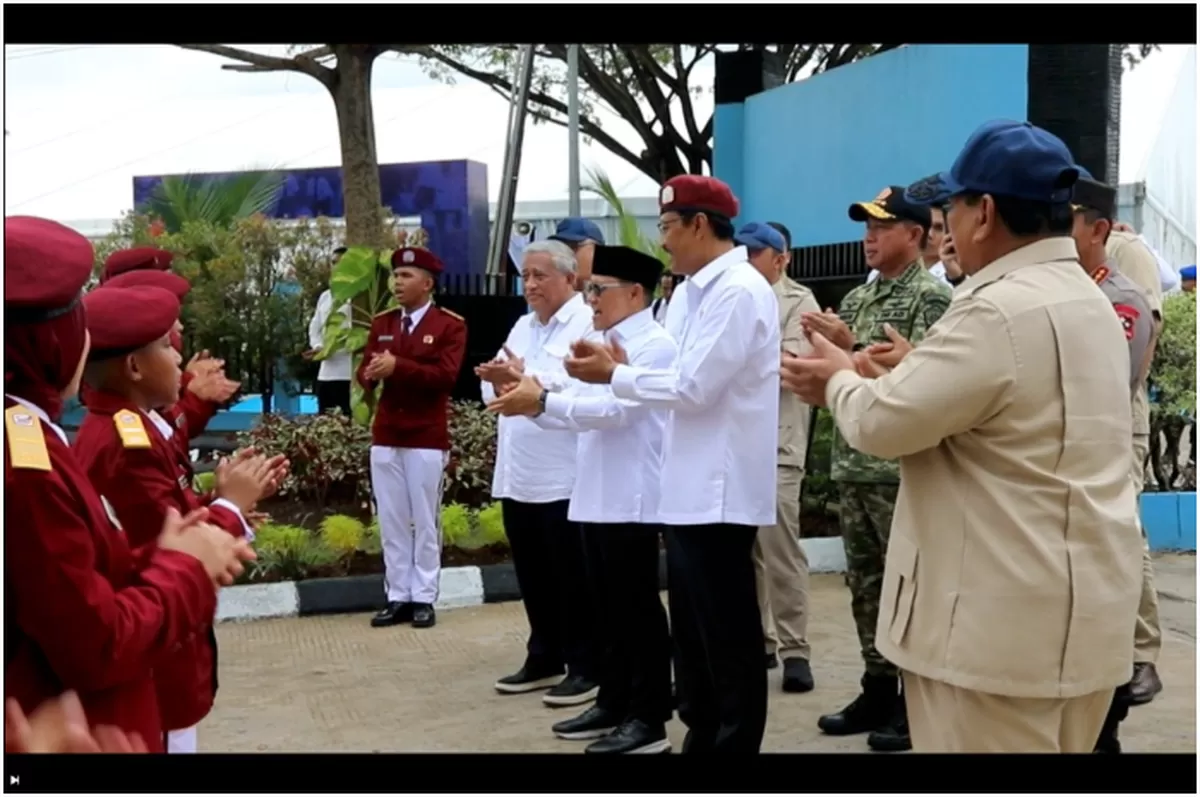 Presiden RI Prabowo Subianto menyanyikan lagu &lsquo;Selamat Ulang Tahun&rsquo; untuk Adinda Putri Amirulloh, salah seorang siswi yang tengah berulang tahun yang ke-13. (Tim Media Presiden Prabowo Subianto)