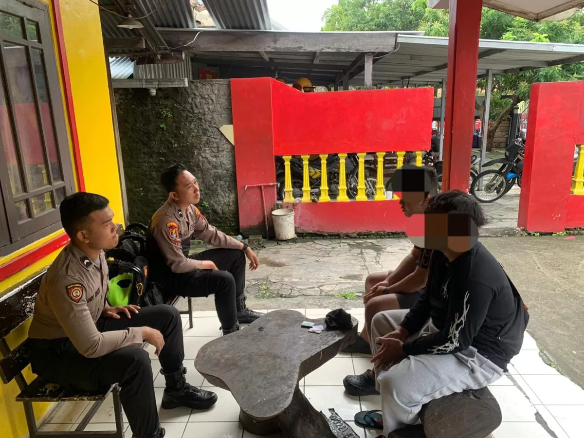 2 pemuda diamakan Tim Sparta Sat Samapta Polresta Surakarta gegara dugaan pencurian helm di depan Kantor OJK, Jalan Slamet Riyadi, kawasan Sriwedari, Kecamatan Laweyan, Kota Surakarta. (polresta.surakarta.go.id)