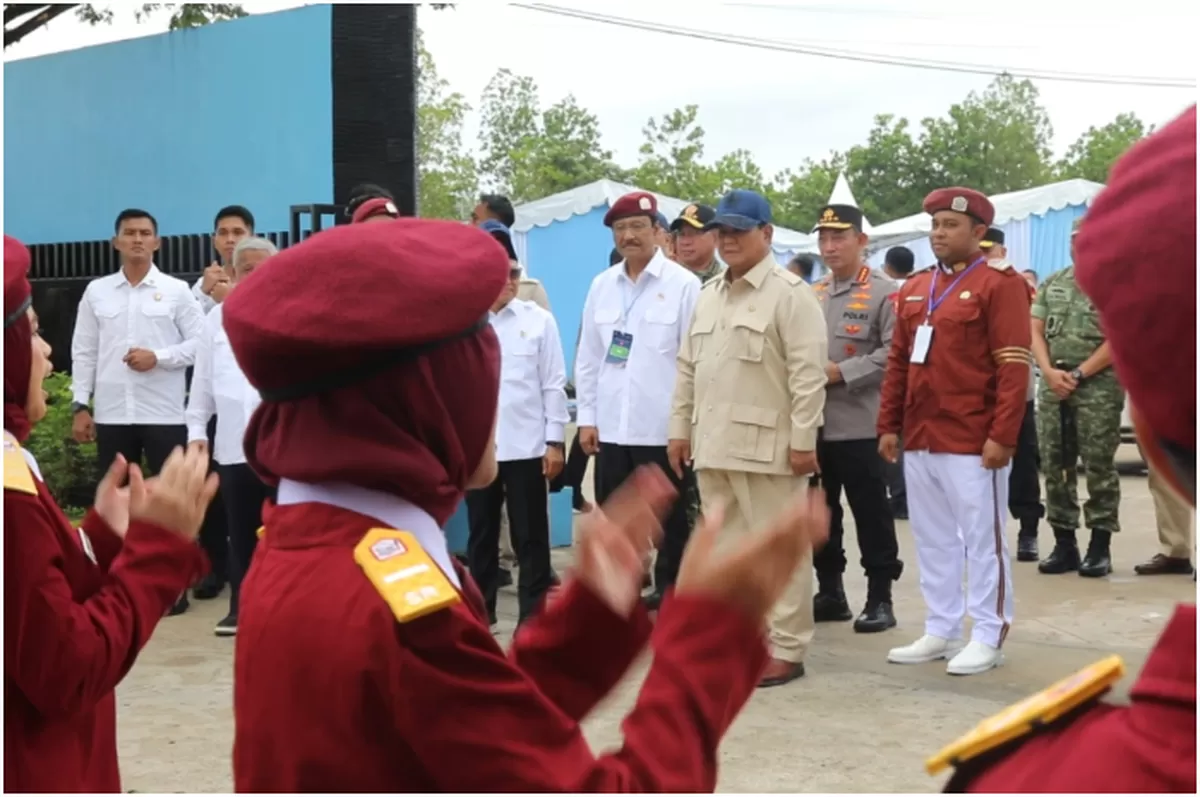 Suasana haru menyelimuti acara peresmian Sekolah Rakyat (SR) secara nasional yang dipusatkan di Sekolah Rakyat Terpadu 9 Kota Banjarbaru, Kalimantan Selatan, Senin, 12 Januari 2026. (Tim Media Presiden Prabowo Subianto)