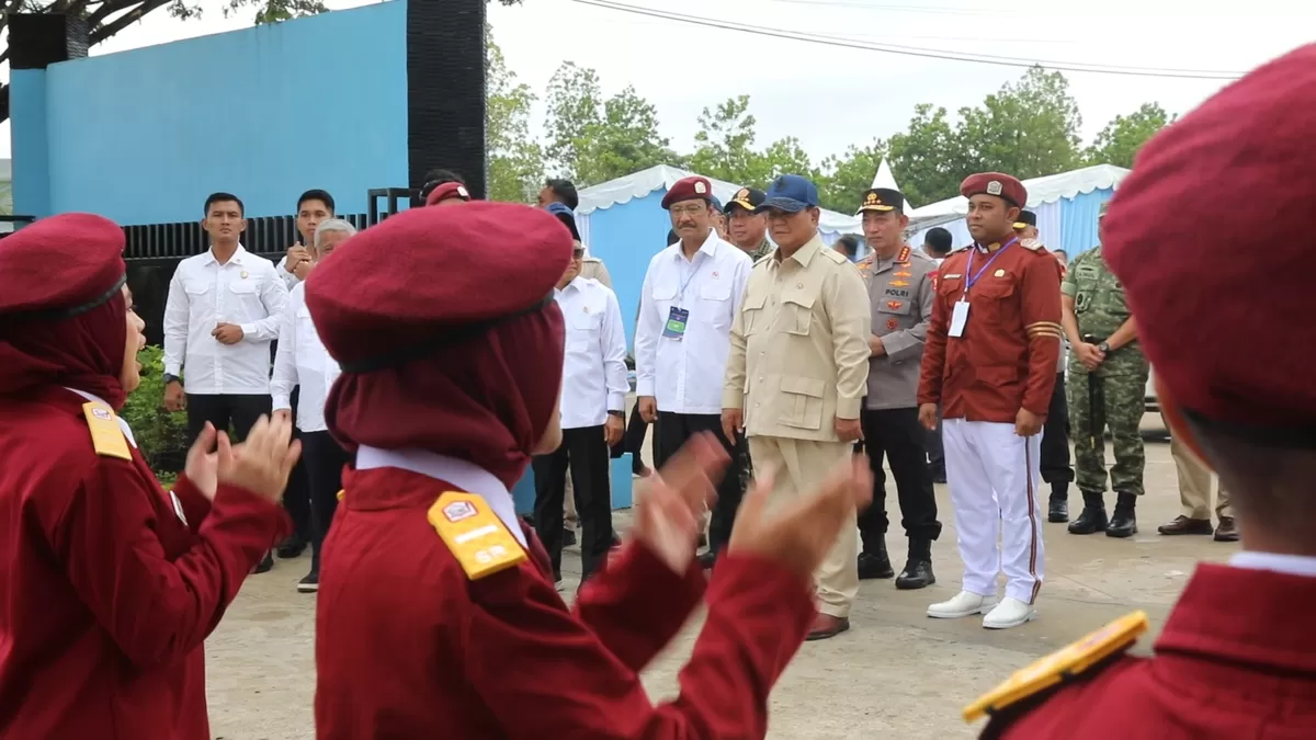 Prabowo disambut yel yel di sekolah rakyat Banjarbaru (Tim Media Presiden Prabowo Subianto)