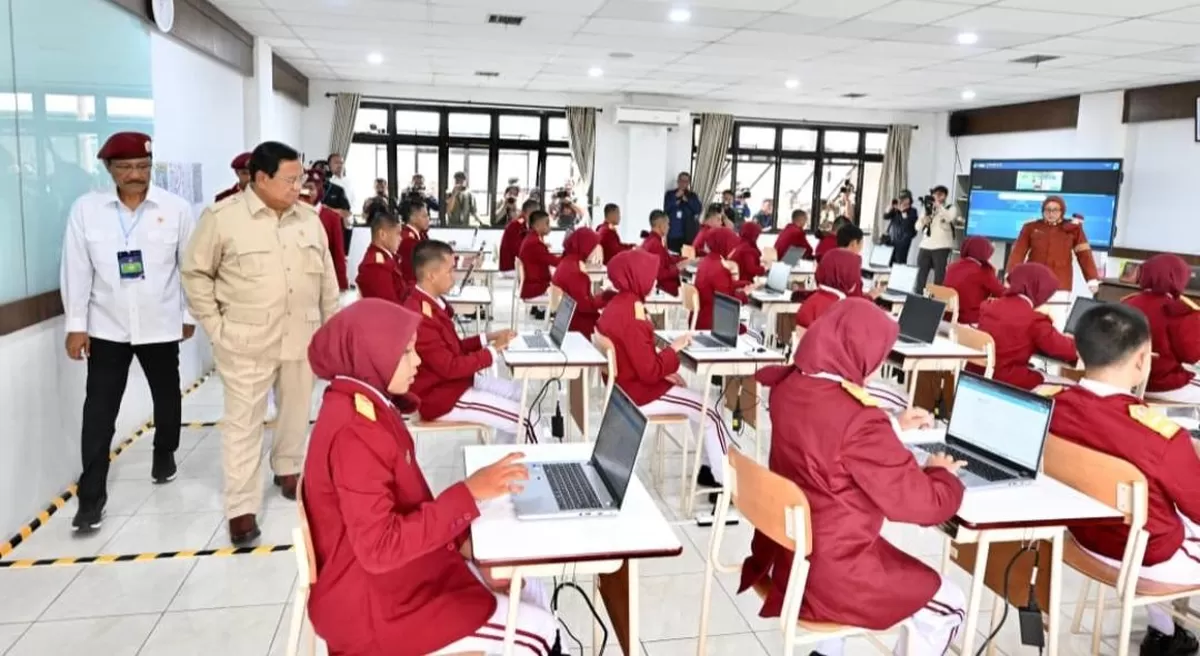 Presiden Prabowo Subianto meninjau fasilitas sekolah rakyat di Balai Besar Pendidikan Pelatihan Kesejahteraan Sosial (BBPPKS), Kota Banjarbaru, Provinsi Kalimantan Selatan, Senin, 12 Januari 2026. (setneg.go.id)