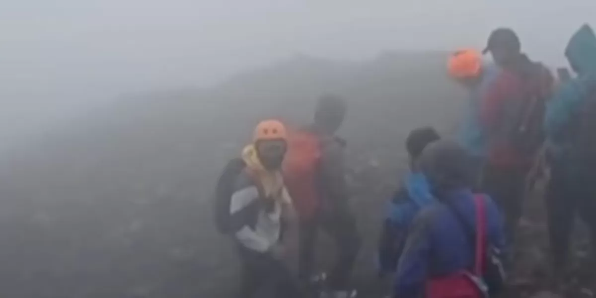 Tim relawan menemukan survivor Syafiq Ridhan Ali Razan yang hilang di Gunung Slamet dalam keadaan meninggal dunia.  (Instagram/slametviabambangan)