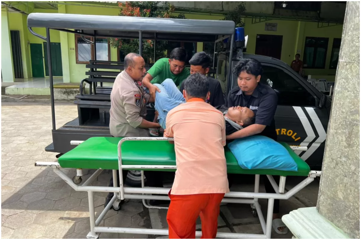 Kecelakaan sepeda motor Yamaha RX-Special vs mobil Toyota Kijang di Jalan Ngadirojo&ndash;Giriwoyo, tepatnya di depan Kantor Kecamatan Giriwoyo, Kabupaten Wonogiri, Jawa Tengah. (polreswonogiri.id)